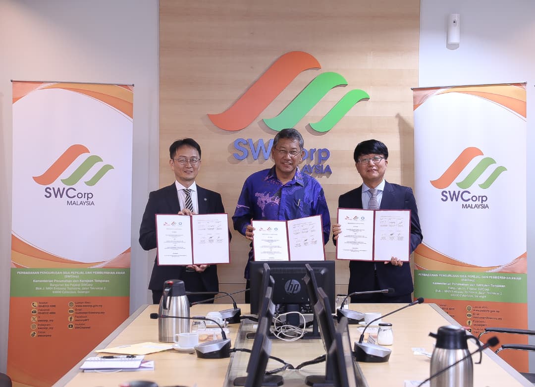 Wakil SK intellix Malaysia dan SWCorp memegang dokumen kerjasama